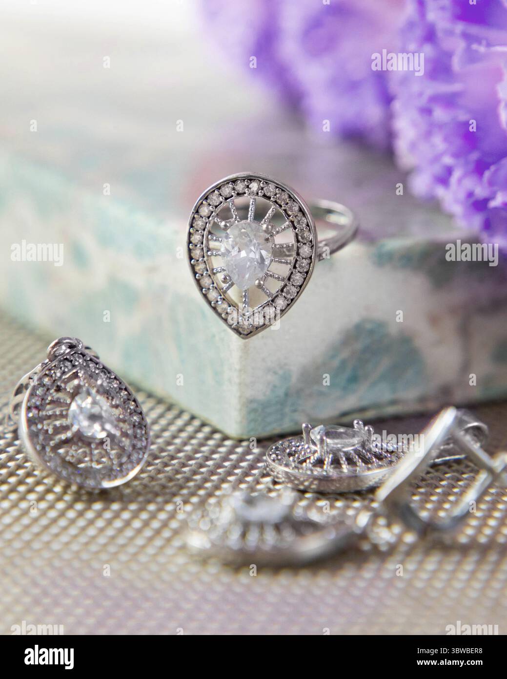 Bague en argent et un ensemble de boucles d'oreilles avec zircone, bijoux avec des pierres précieuses est présenté comme un cadeau pour les vacances Banque D'Images