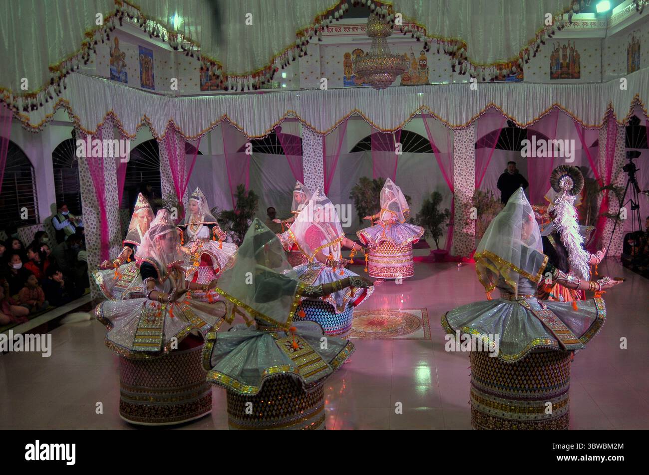 30 novembre 2020 : la communauté Monipuri de Mirjajangal, Sylhet, Bangladesh observe les rituels du Festival Rashlila au milieu de la pandémie de corona. RAS Mela est le principal festival des Manipuri's. le festival du programme nocturne a lieu chaque année pendant Purnima (pleine lune), entre les mois Bangla de la fin du Kartik et du début de l'Agrahayan. (Crédit image : © MD Rafayat Haque Khan/ZUMA Wire) Banque D'Images