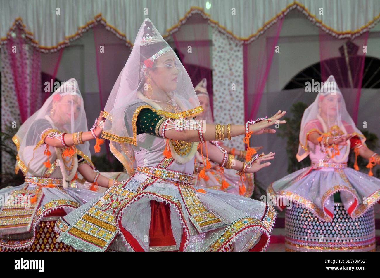 30 novembre 2020 : la communauté Monipuri de Mirjajangal, Sylhet, Bangladesh observe les rituels du Festival Rashlila au milieu de la pandémie de corona. RAS Mela est le principal festival des Manipuri's. le festival du programme nocturne a lieu chaque année pendant Purnima (pleine lune), entre les mois Bangla de la fin du Kartik et du début de l'Agrahayan. (Crédit image : © MD Rafayat Haque Khan/ZUMA Wire) Banque D'Images