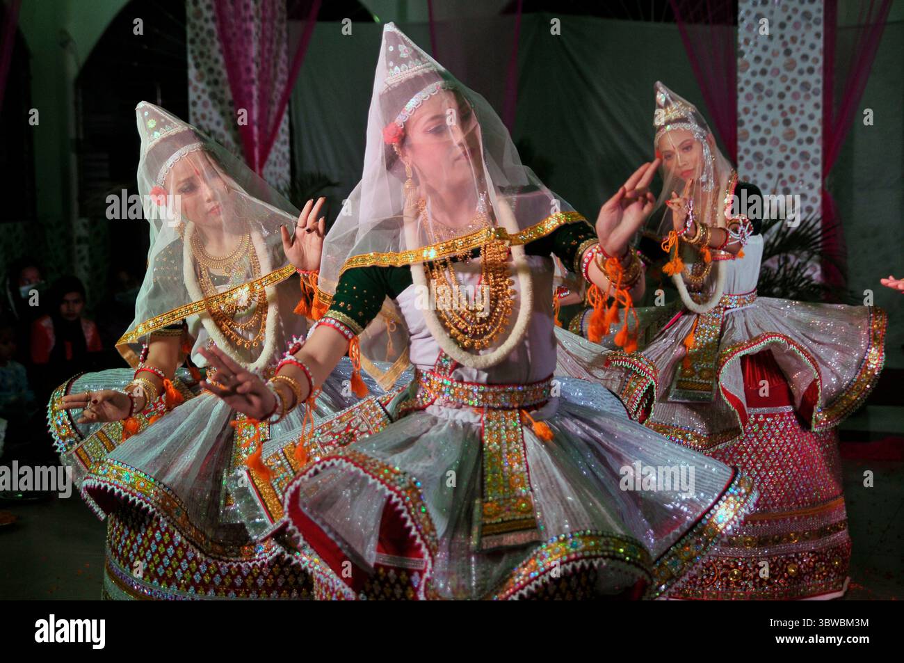 30 novembre 2020 : Sylhet, Bangladesh : la communauté Monipuri de Mirjajangal observe les rituels du Festival Rashlila au milieu de la pandémie de corona. RAS Mela est le principal festival des Manipuri. Le festival du programme nocturne a lieu chaque année pendant Purnima (pleine lune), entre les mois Bangla de la fin du Kartik et du début de l'Agrahayan. (Crédit image : © MD Rafayat Haque Khan/ZUMA Wire) Banque D'Images