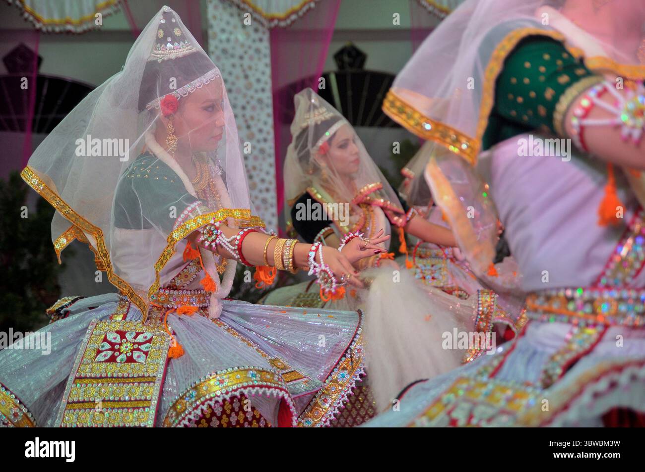 30 novembre 2020 : la communauté Monipuri de Mirjajangal, Sylhet, Bangladesh observe les rituels du Festival Rashlila au milieu de la pandémie de corona. RAS Mela est le principal festival des Manipuri's. le festival du programme nocturne a lieu chaque année pendant Purnima (pleine lune), entre les mois Bangla de la fin du Kartik et du début de l'Agrahayan. (Crédit image : © MD Rafayat Haque Khan/ZUMA Wire) Banque D'Images