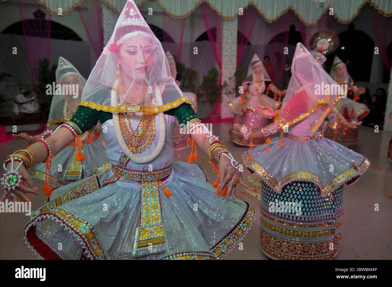 30 novembre 2020 : la communauté Monipuri de Mirjajangal, Sylhet, Bangladesh observe les rituels du Festival Rashlila au milieu de la pandémie de corona. RAS Mela est le principal festival des Manipuri's. le festival du programme nocturne a lieu chaque année pendant Purnima (pleine lune), entre les mois Bangla de la fin du Kartik et du début de l'Agrahayan. (Crédit image : © MD Rafayat Haque Khan/ZUMA Wire) Banque D'Images