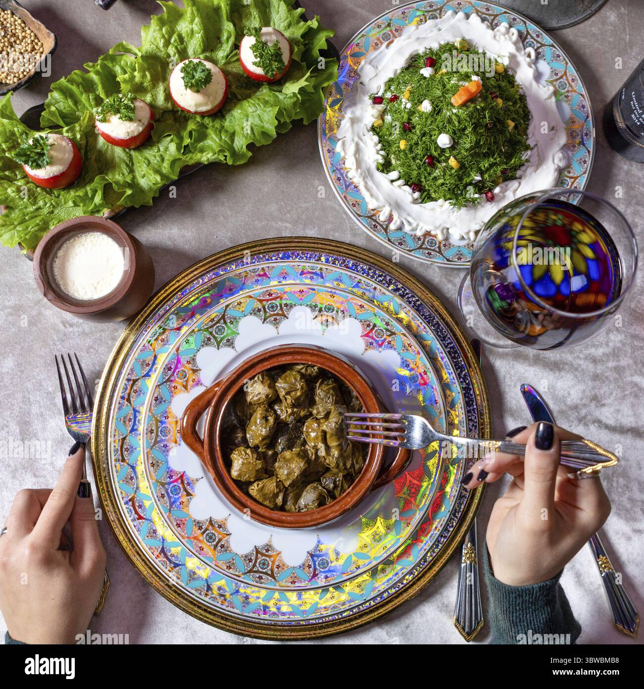 Femme mangeant Dolma, repas azerbaïdjanais vue de dessus Banque D'Images