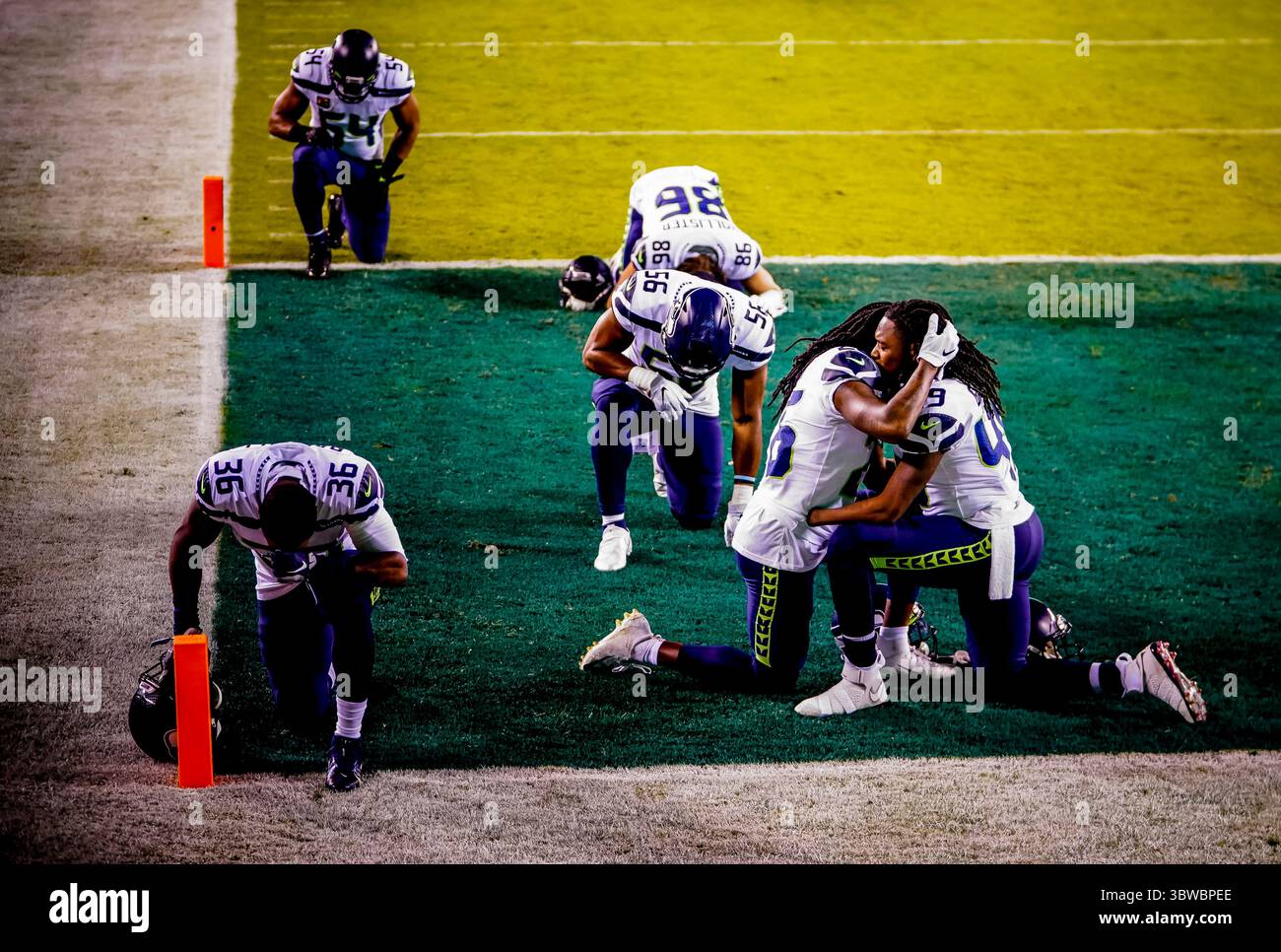 30 novembre 2020, Philadelphie, PA, États-Unis : novembre 30, 2020 : les joueurs des Seattle Seahawk prient avant le match de football NFL entre les Seattle Seahawks et les Philadelphia Eagles au Lincoln Financial Field à Philadelphie, en Pennsylvanie. Scott Serio/Cal Sport Media(image de crédit : &copy ; Scott Serio/CSM via ZUMA Wire) Banque D'Images
