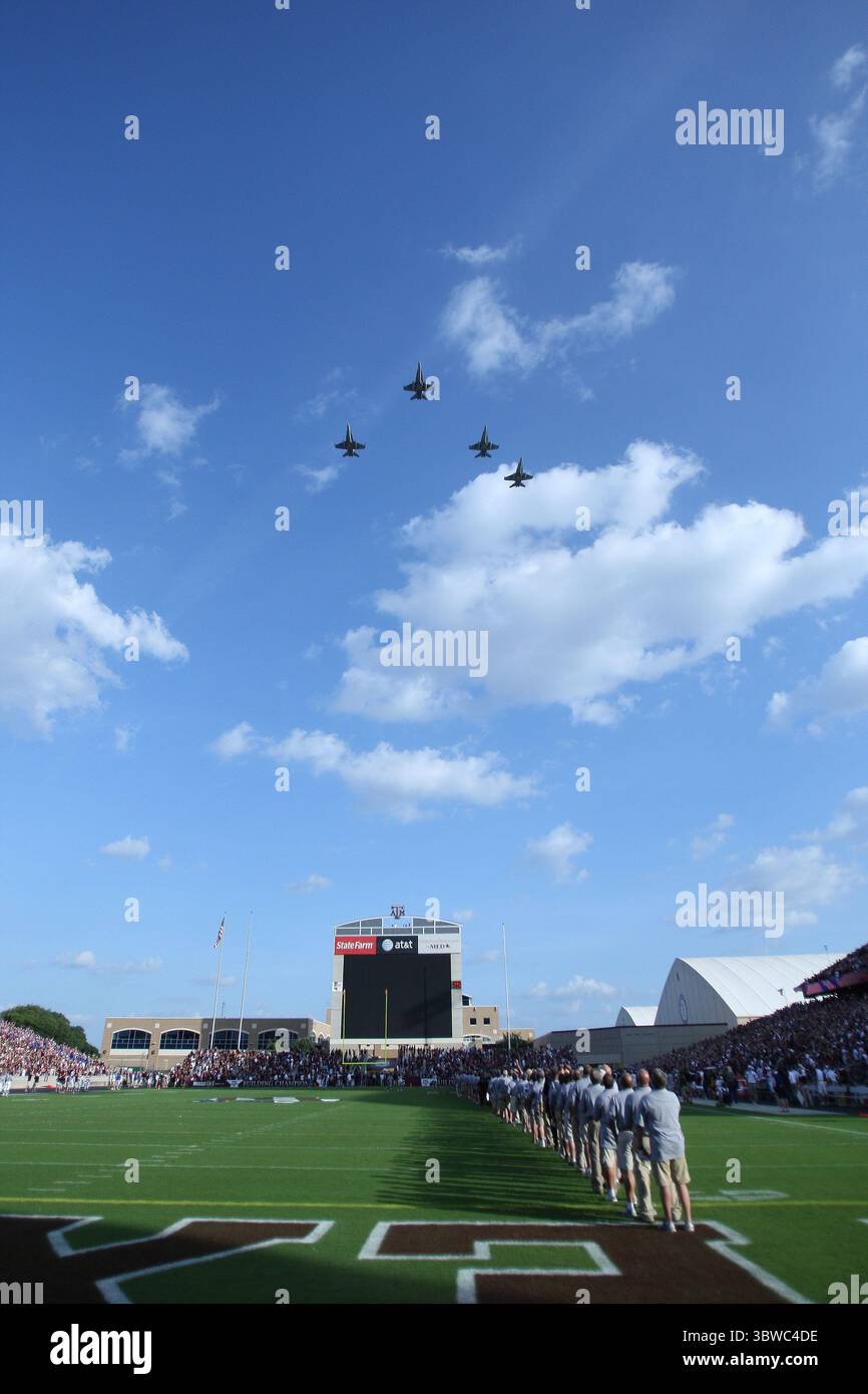 11 septembre 2010 : les Black Knights VMFA-314 de Miramar en Californie effectuent un survol avant le concours entre les Texas AM Aggies et les Louisiana Tech Bulldogs au Kyle Field à College Station Texas. Texas A&M a gagné 48 -16. (Crédit image : © Don page/ZUMA Wire) Banque D'Images