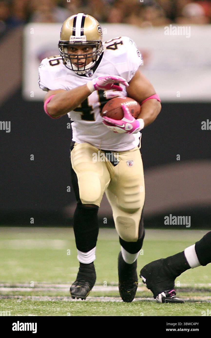 3 octobre 2010 : Ladell Betts (46 ans), Saints de la Nouvelle-Orléans, court le ballon pendant le match entre les Saints de la Nouvelle-Orléans et les Panthers de la Caroline au Superdome de Louisiana à la Nouvelle-Orléans, en Louisiane. Les Saints ont gagné 16-14. (Crédit image : © Don page/ZUMA Wire) Banque D'Images