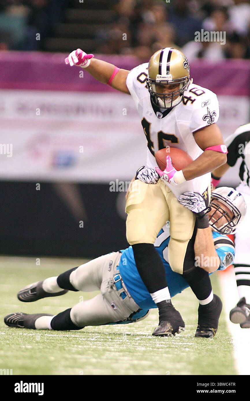 3 oct. 2010 : les Saints de la Nouvelle-Orléans font course en arrière Ladell Betts (46 ans) pour rester dans les limites du ballon pendant le match entre les Saints de la Nouvelle-Orléans et les Panthers de la Caroline au Superdome de Louisiana à la Nouvelle-Orléans, en Louisiane. Les Saints ont gagné 16-14. (Crédit image : © Don page/ZUMA Wire) Banque D'Images