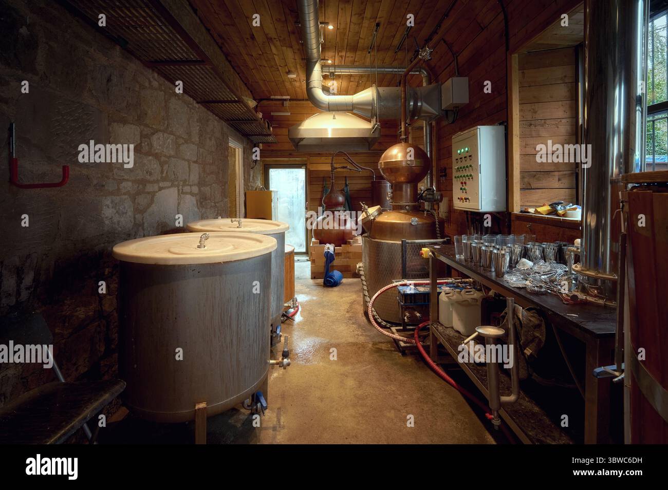 Intérieur d'une petite salle de distillerie avec des pots fixes. Écosse Banque D'Images