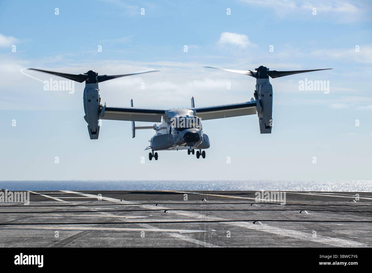20 novembre 2020 - Océan Pacifique - Un CMV-22B Osprey du Titans of Fleet Logistics Multi-Mission Squadron (VRM) 30 atterrit sur le pont d'envol du porte-avions USS Carl Vinson (CVN 70) de classe Nimitz. Cette évolution marque la première fois que les Navys CMV-22B Ospreys atterrissent sur un porte-avions. Carl Vinson mène actuellement des opérations maritimes courantes. (Crédit image : © U.S. Navy/ZUMA Wire/ZUMAPRESS.com) Banque D'Images