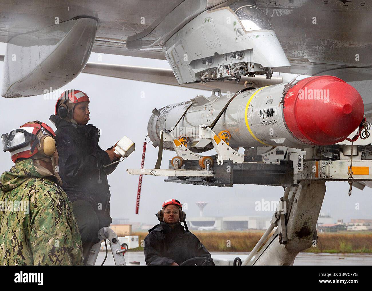 23 novembre 2020 - Naval Air Station Sigonella, Italie - des marins affectés à l'escadron Grey Knights of Patrol Squadron (VP) 46 chargent un missile AGM-84D Harpoon sur un P-8A Poséidon, le 23 novembre 2020. Le VP-46 est actuellement déployé en avant dans la zone d'opérations de la 6e flotte des États-Unis et est affecté au commandant de la Task Force 67, responsable du contrôle tactique des escadrons de patrouille maritime et de reconnaissance déployés en Europe et en Afrique. (Crédit image : © U.S. Navy/ZUMA Wire/ZUMAPRESS.com) Banque D'Images