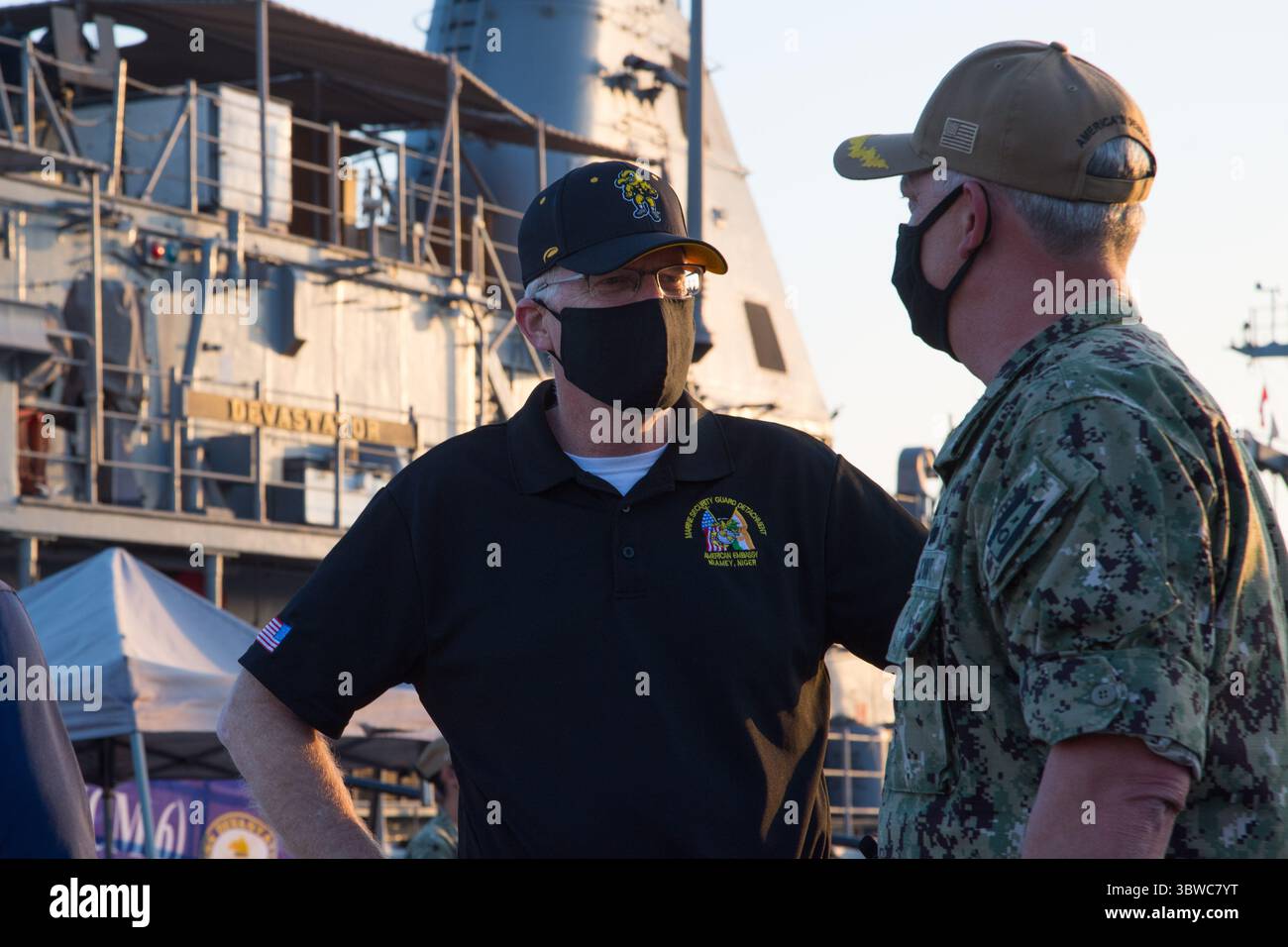 25 nov. 2020 - Manama, Bahreïn - le Capitaine Christopher Gilbertson, commandant du commandant de la Force opérationnelle (CTF) 55, à droite, parle au secrétaire à la Défense par intérim, Christopher C. Miller lors d'une visite à bord de l'activité de soutien naval Bahreïn, novembre 25. La CTF 55 commande des forces de surface telles que des patrouilleurs de la marine américaine, des patrouilleurs de la Garde côtière américaine et des navires déployés indépendamment dans la zone d'opérations de la 5e flotte américaine, qui couvre près de 2,5 millions de milles carrés de surface d'eau et comprend le golfe Persique, le golfe d'Oman, la mer Rouge et certaines parties de l'océan Indien. La région est composée de 20 pays Banque D'Images