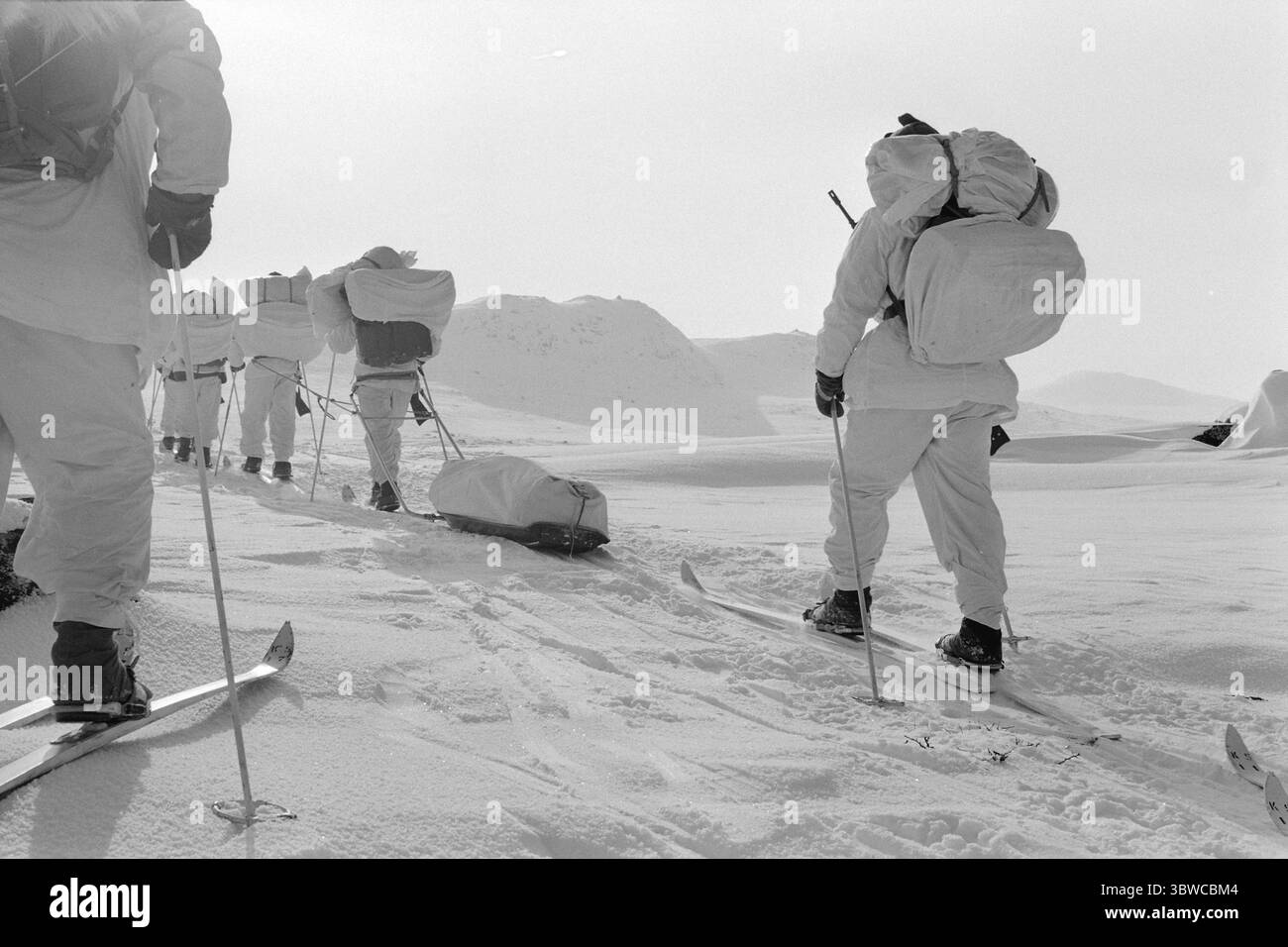 Aktuell 14-2-1971 : Une guerre contre les températures glaciales. L'Académie militaire traverse le plateau de Hardangervidda Aktuell a suivi la marche d'hiver annuelle des cadets de l'Académie militaire à travers le plateau de Hardangervidda de Haugastøl à Vinje. Le but de la marche de montagne, qui s’étend sur plus de 100 km, n’est pas seulement de donner aux futurs lieutenants une formation à des missions de leadership et de patrouille en haute montagne. C'est aussi une manœuvre militaire. Mais la marche d'hiver de cette année s'est avérée être plus une bataille contre les températures glaciales. Photo : Aage Storløkken / Aktuell / NTB ***PHOTO N Banque D'Images