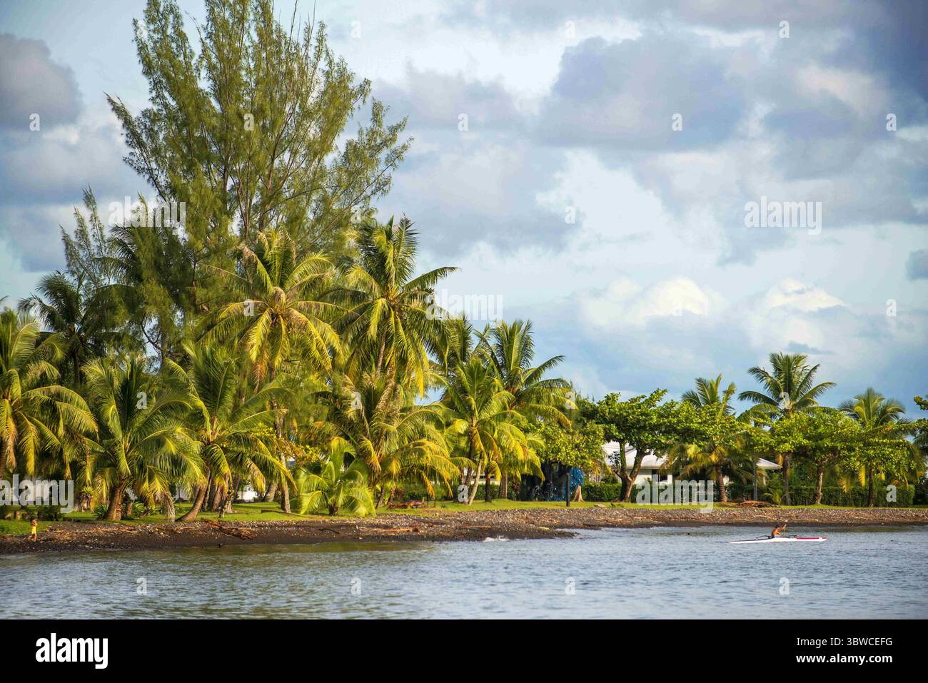 17 mars 2015, Polynésie française : kayak devant la côte tahitienne. Papeete Tahiti nui Polynésie française France (crédit image : © Sergi Reboredo/ZUMA Wire) Banque D'Images