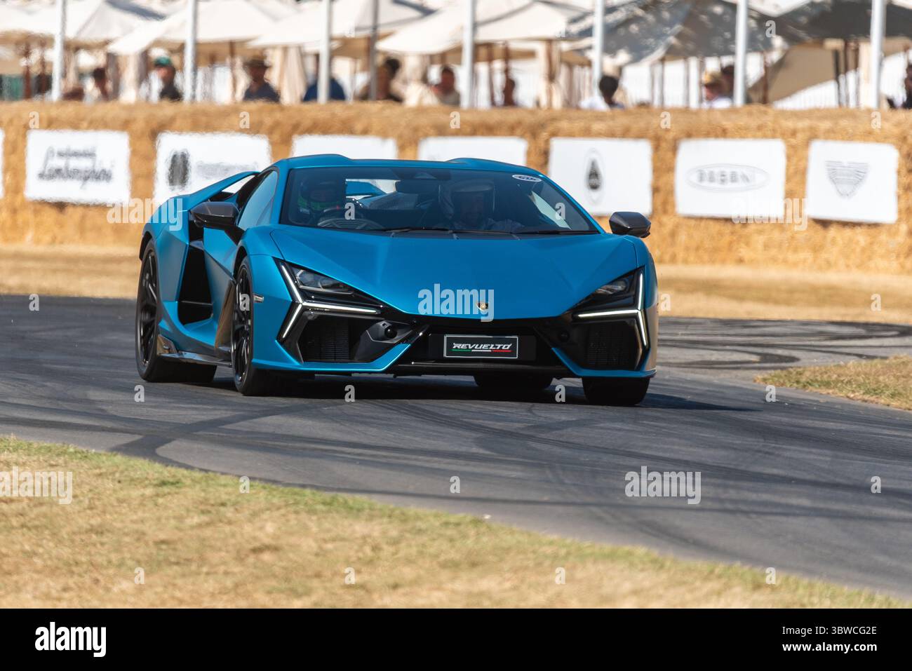 Voiture de sport hybride Lamborghini Revuelto remontant la piste de montée de colline au Goodwood Festival of Speed 2025 Banque D'Images