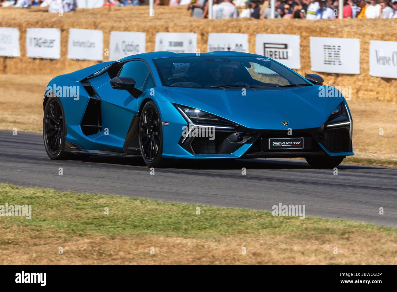 Voiture de sport hybride Lamborghini Revuelto remontant la piste de montée de colline au Goodwood Festival of Speed 2025 Banque D'Images