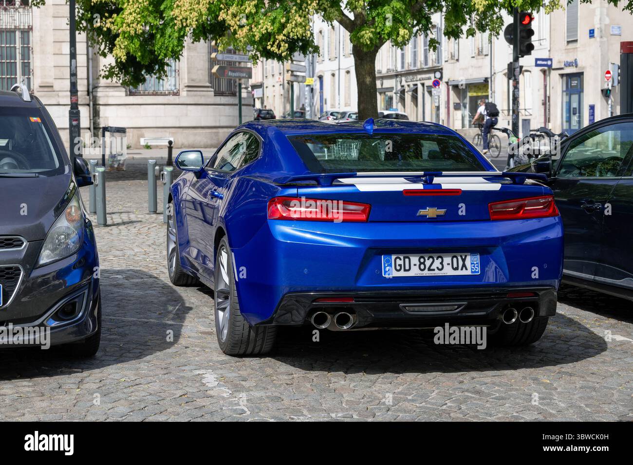 Nancy, France - vue sur une Chevrolet Camaro bleue à rayures blanches garée dans une rue. Banque D'Images
