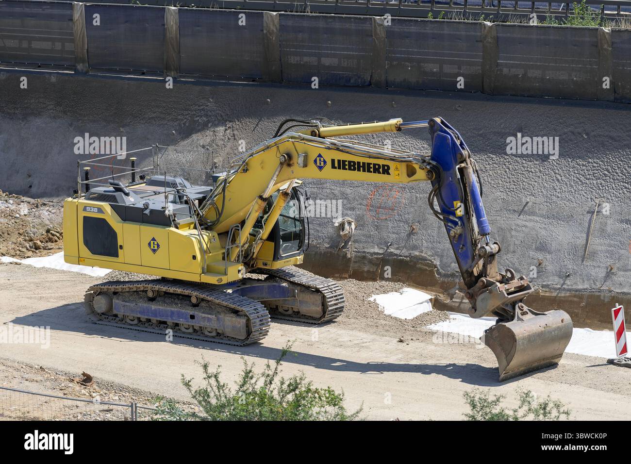 Wickrange, Luxembourg - vue sur une pelle sur chenilles jaunes Liebherr R 938 Litronic pour travaux de terrassement sur un chantier. Banque D'Images