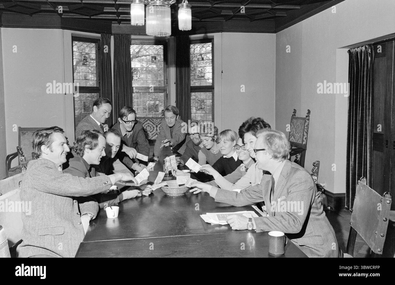 Aktuell 45-6-1972 : le salaire de chacun dans le même pot. En tant que premier lieu de travail en Norvège, l'Institut de recherche pour la paix a mis en place un système d'égalisation des salaires. Tous les employés sont placés sur la même échelle salariale. Cela signifie : ceux qui ont le salaire le plus élevé verront leur réduction, ceux qui ont le salaire le plus bas verront leur augmentation significative. Gunnar Galtung droite, Nils Petter Gleditsch no. Cinq photos de gauche : Sverre A. Børretzen / Aktuell / NTB ***la photo n'est pas traitée*** *le texte est traduit automatiquement* Banque D'Images