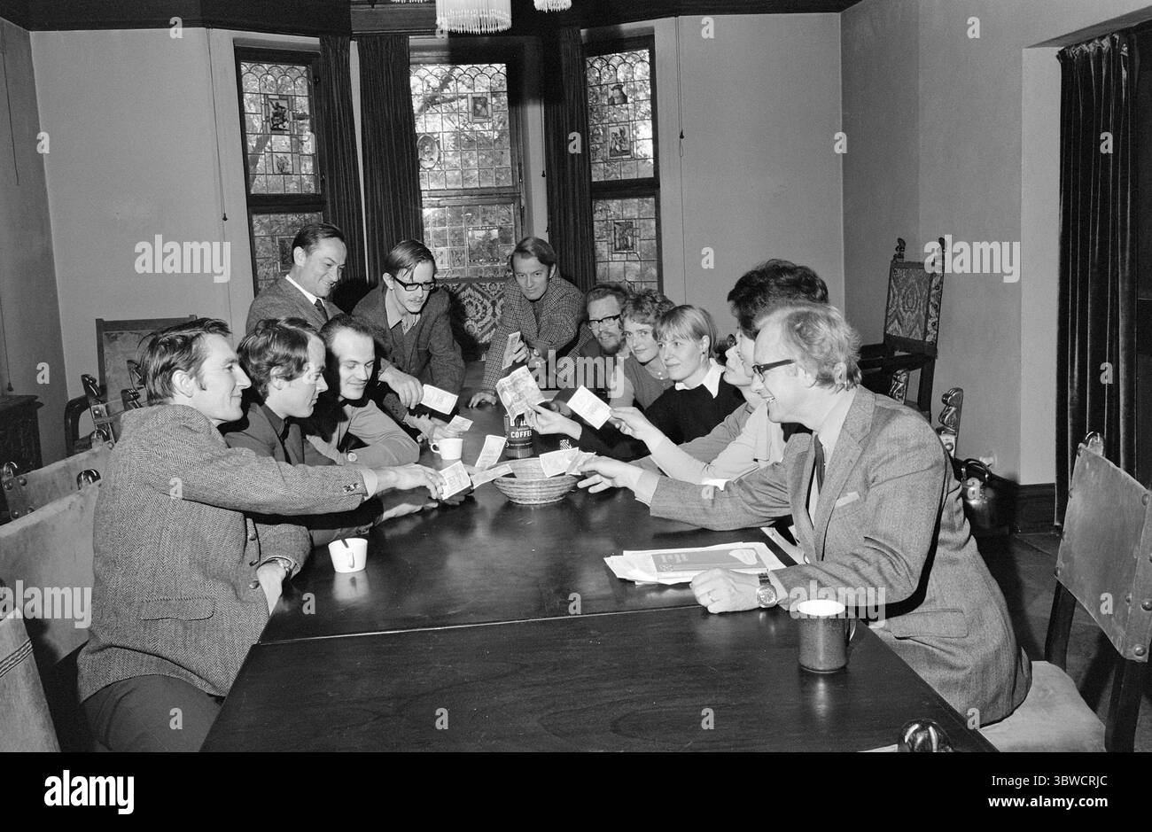 Aktuell 45-6-1972 : le salaire de chacun dans le même pot. En tant que premier lieu de travail en Norvège, l'Institut de recherche pour la paix a mis en place un système d'égalisation des salaires. Tous les employés sont placés sur la même échelle salariale. Cela signifie : ceux qui ont le salaire le plus élevé verront leur réduction, ceux qui ont le salaire le plus bas verront leur augmentation significative. Gunnar Galtung droite, Nils Petter Gleditsch no. Cinq photos de gauche : Sverre A. Børretzen / Aktuell / NTB ***la photo n'est pas traitée*** *le texte est traduit automatiquement* Banque D'Images
