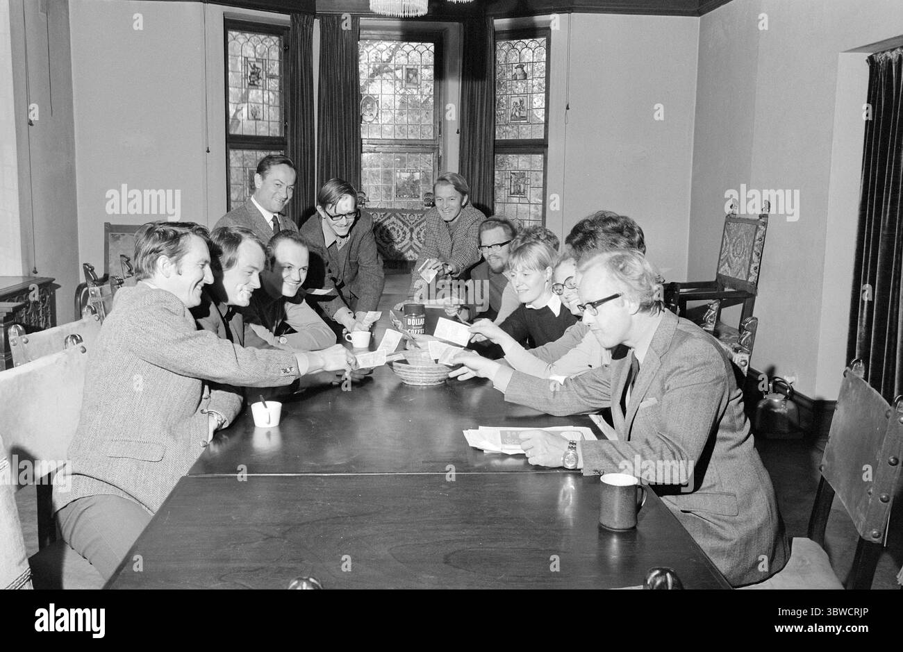 Aktuell 45-6-1972 : le salaire de chacun dans le même pot. En tant que premier lieu de travail en Norvège, l'Institut de recherche pour la paix a mis en place un système d'égalisation des salaires. Tous les employés sont placés sur la même échelle salariale. Cela signifie : ceux qui ont le salaire le plus élevé verront leur réduction, ceux qui ont le salaire le plus bas verront leur augmentation significative. Gunnar Galtung droite, Nils Petter Gleditsch no. Cinq photos de gauche : Sverre A. Børretzen / Aktuell / NTB ***la photo n'est pas traitée*** *le texte est traduit automatiquement* Banque D'Images