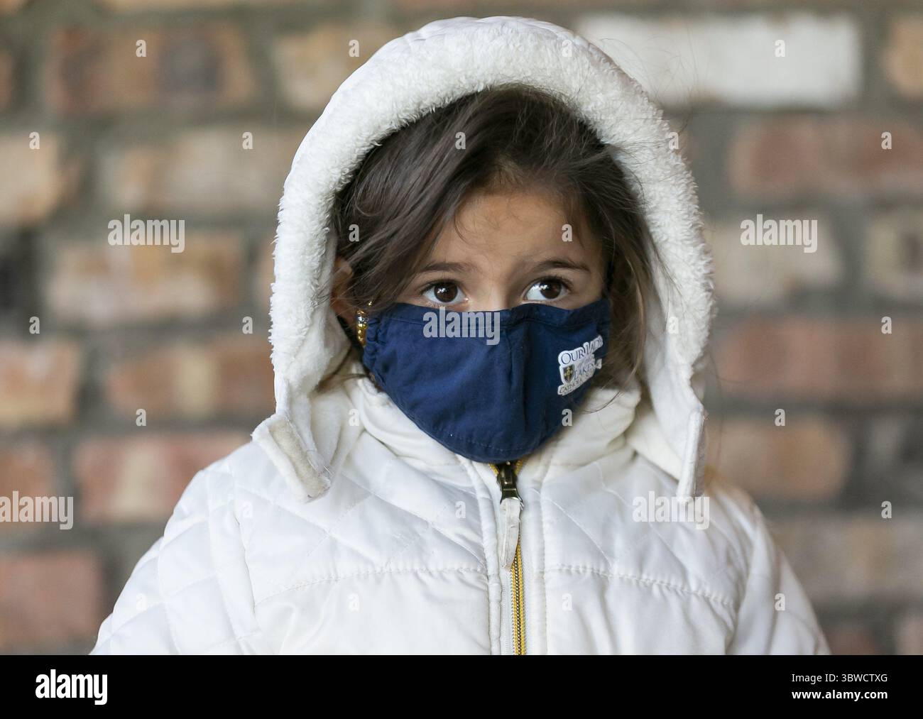 8 décembre 2020, Pembroke Pines, FL, USA : Isabella Fernandez, 4, attend sa mère, Christina Oropesa, au Sergio's Restaurant à Pembroke Pines alors que les températures ont plongé dans les basses années 50 et 60 à travers la Floride du Sud le mardi 8 décembre 2020. (Crédit image : © TNS via ZUMA Wire) Banque D'Images