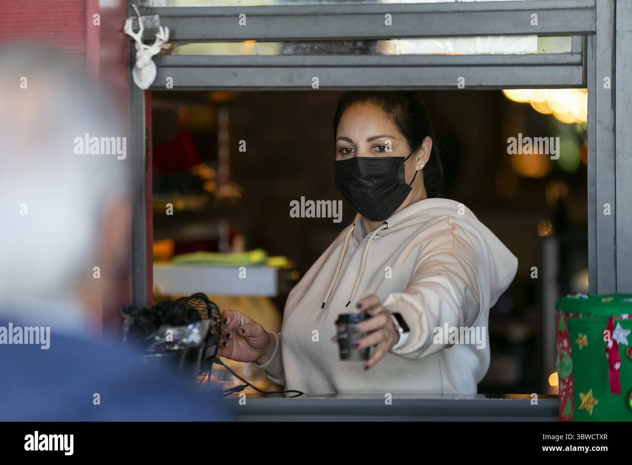 8 décembre 2020, Pembroke Pines, FL, États-Unis : Yamirys Amador prépare un café au Sergio's Restaurant à Pembroke Pines alors que les températures plongent dans les basses années 50 et 60 dans le sud de la Floride le mardi 8 décembre 2020. (Crédit image : © TNS via ZUMA Wire) Banque D'Images