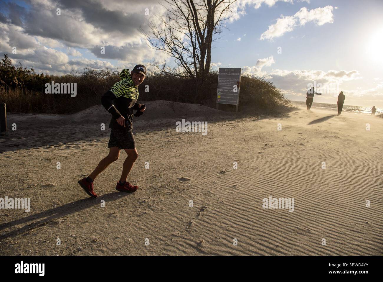 9 décembre 2020, Madison, CT, États-Unis : le mardi, l'ultra marathonien Shan Riggs se dirige vers les eaux de Hammonasset Beach alors qu'il termine une course de 3 250 miles depuis San Francisco. Riggs a commencé sa course le 1er septembre à San Francisco après que les réductions de COVID lui ont coûté son emploi de coordonnateur d’événements avec la Fondation du marathon de Hartford. Le voyage à travers le pays a permis de recueillir 40 000 $ pour Foodshare, pour qui Riggs a offert son temps. (Crédit image : © TNS via ZUMA Wire) Banque D'Images