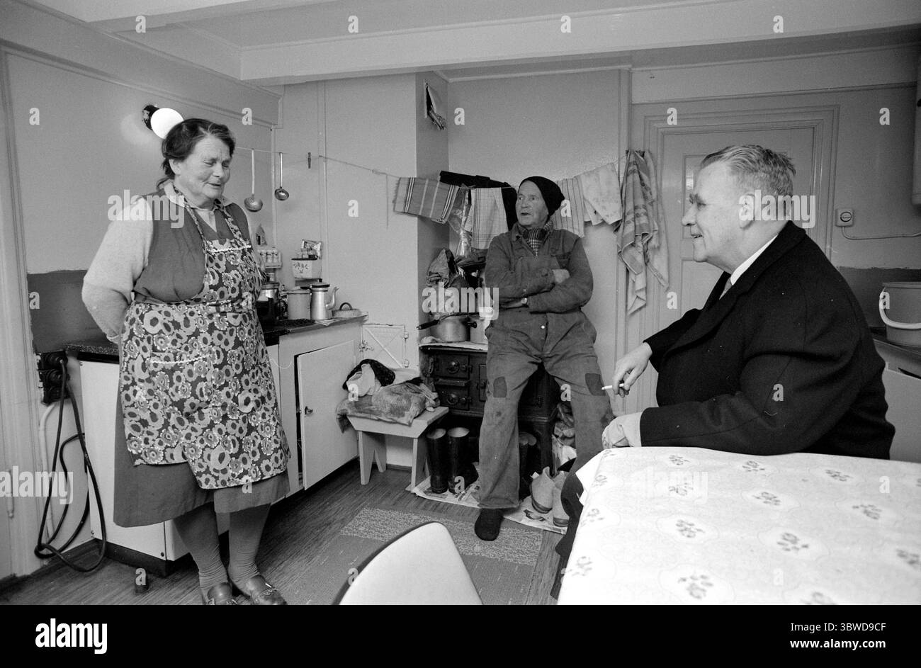 Courant 3-7-1972 : sur un chapeau avec Bergen.Bergen est devenu plus grand en superficie que Oslo et Trondheim. Le jour de l'an, la population de Bergen a soudainement doublé. Il y en a maintenant 212 000. - Bergen est si rural. Sur cette ferme de montagne à Fana vivent Bjørn et Martha Totland, le cheval Solveig, le chien Freia, des vaches, des poules et un cochon. Dans la cuisine, l'ancien maire Berstad discute. Photo ; Aage Storløkkken / Current / NTB ***PHOTO NON TRAITÉE*** *texte traduit automatiquement* Banque D'Images