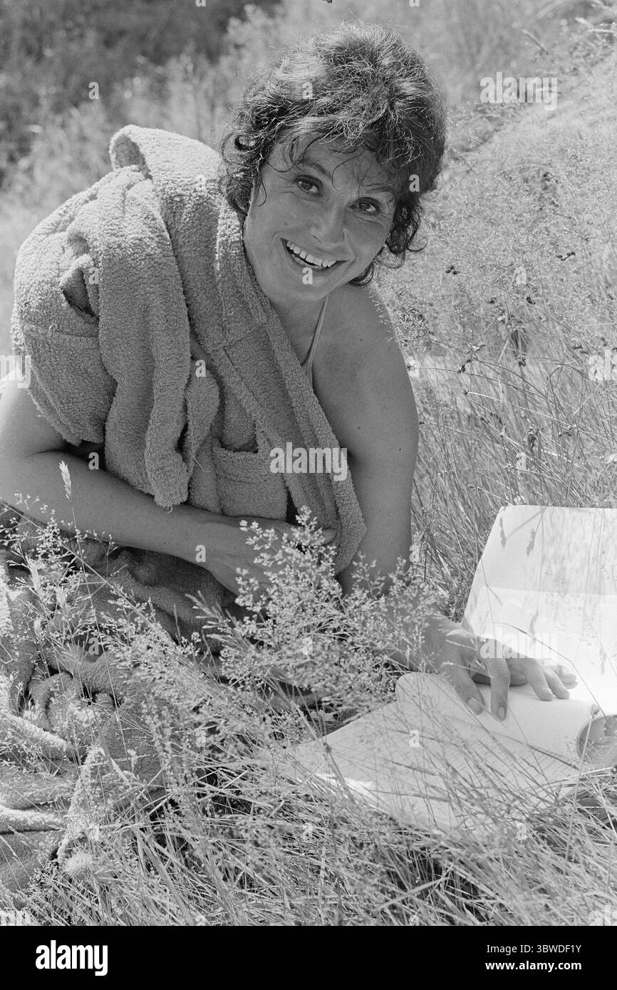 Aktuell 32 - 4 - 1972 : été cinématographique dans le sud de la Norvège C'est l'été du cinéma et de la littérature norvégiens dans le sud de la Norvège. Norsk film A/S et Team-film battent leur plein avec deux productions. Norsk film s'est concentré sur 'Omgivelser' de Kjell Askildsen, Team-film traite avec Sigbjørn Hølmebakk et 'Jentespranget'. Ingerid Vardund a un rôle de leader très exigeant dans Jentespranget. Elle avait des réserves à l'idée d'assumer la tâche, entre autres parce que le rôle nécessite des scènes nues. Photo : ODD Ween / Aktuell / NTB ***LA PHOTO N'EST PAS TRAITÉE*** *le texte est traduit automatiquement* Banque D'Images