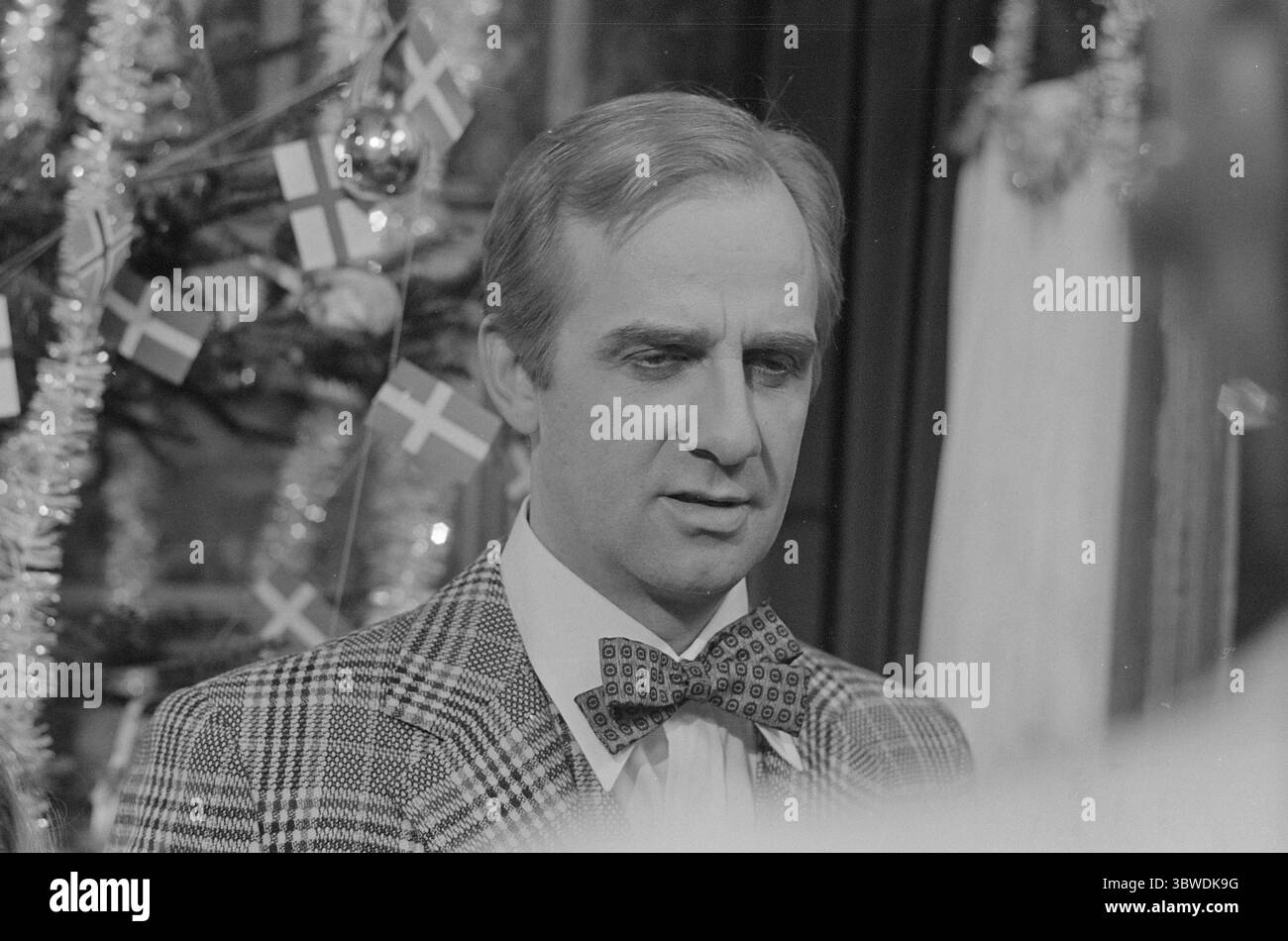 Aktuell 25-6-1972 : rencontre vedette suédoise-norvégienne dans le film pour enfants.la star du cinéma suédois, Jarl Kulle, tourne actuellement un film sur Jar avec Rolv Wesenlund. Kulle joue le rôle d'un détective privé avec un tapis volant comme moyen de transport, tandis que Wesenlund joue un boulanger de tarte arabe. Jarl Kulle avec un sapin de Noël en arrière-plan. Photo : ODD Ween / Aktuell / NTB ***LA PHOTO N'EST PAS TRAITÉE*** *le texte est traduit automatiquement* Banque D'Images