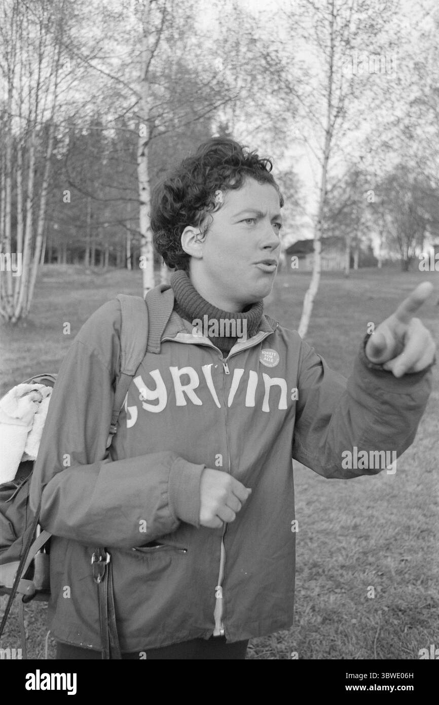 Réel 19 - 1974 : mais ils ne sont pas autorisés à rejoindre ils sont à nouveau prêts pour le relais Holmenkoll - « la plus belle aventure du printemps ». Ou « le grand test de la virilité », car l'événement a également été renommé. Ce relais populaire, qui est un moment fort annuel pour des milliers d’athlètes à travers le pays, et qui a tant signifié pour la popularité de la course dans ce pays, est toujours réservé aux hommes. Malgré le fait que les sportifs de tout le pays exigent que les athlètes féminines soient également autorisées à participer à ce festival sportif, les organisateurs, IK Tjalve et Aftenposten, restent debout Banque D'Images