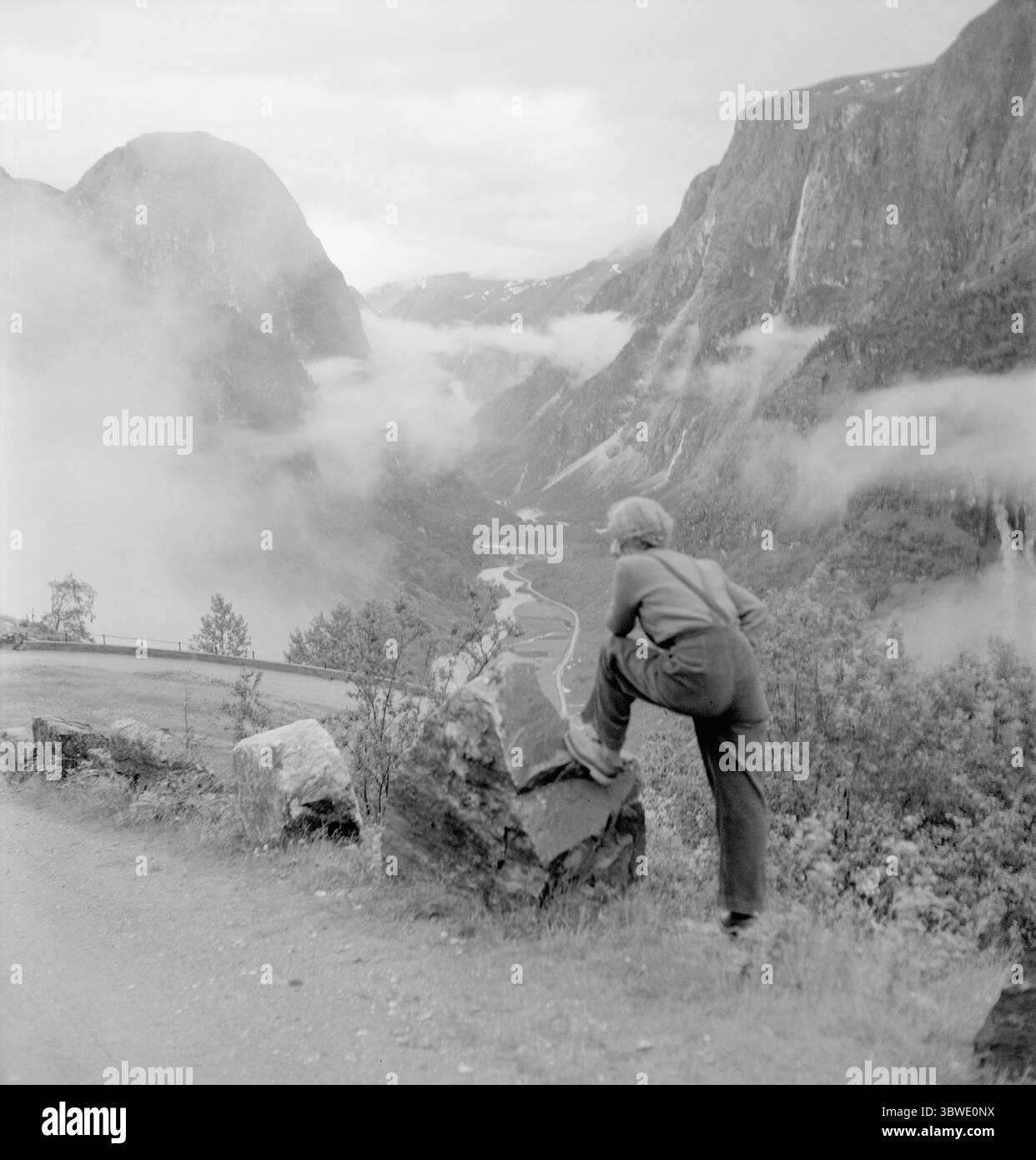 Current 1951 : mes expériences sur le voyage de randonnée. Employés actuels journaliste Dagmar Scheflo et photographe SV. A. Børretzen a commencé de Trondheim le mardi 3 juillet sur le voyage de randonnée qui a été annoncé au n ° 13 et à partir duquel nous avons apporté le rapport de départ dans le numéro d'été. La route était longue – à travers Sogn, via Bergen, Stavanger, Kristiansand S., Kragerø, Notodden et Hønefoss à Oslo. Le lundi 16 juillet dans la soirée, ils étaient de retour à Oslo - quelques kilos plus légers, mais en relativement bon état. Si vous avez de la chance, il peut y avoir un arrêt, par exemple, à la célèbre vue de Stalheim tu Banque D'Images