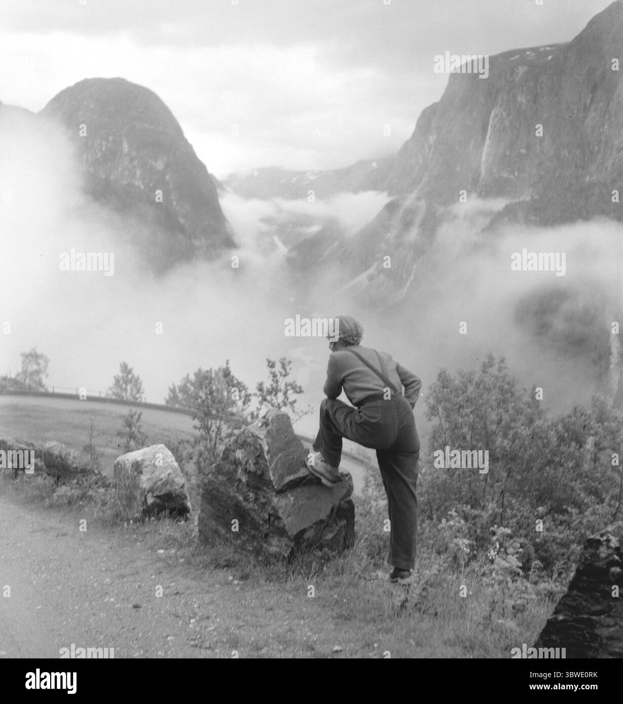 Current 1951 : mes expériences sur le voyage de randonnée. Employés actuels journaliste Dagmar Scheflo et photographe SV. A. Børretzen est parti de Trondheim le mardi 3 juillet pour la randonnée qui a été annoncée au n°13 et à partir de laquelle nous avons apporté le rapport de départ dans le numéro d'été. La route était longue – à travers Sogn, via Bergen, Stavanger, Kristiansand S., Kragerø, Notodden et Hønefoss à Oslo. Le lundi 16 juillet dans la soirée, ils étaient de retour à Oslo - quelques kilos plus légers, mais en relativement bon état. Si vous avez de la chance, il peut y avoir un arrêt, par exemple, à la célèbre vue de Stalheim Turisthot Banque D'Images