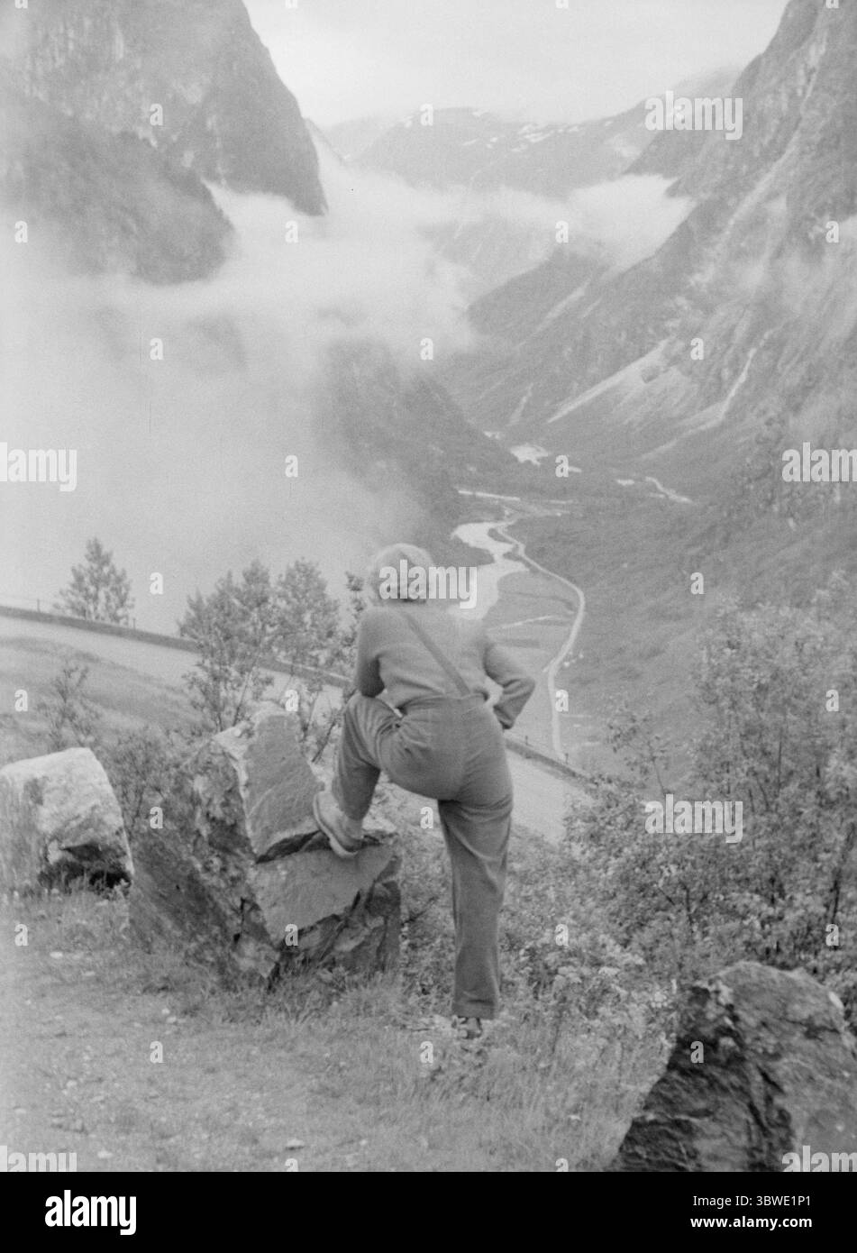 Current 1951 : mes expériences sur le voyage de randonnée. Employés actuels journaliste Dagmar Scheflo et photographe SV. A. Børretzen a commencé de Trondheim le mardi 3 juillet sur le voyage de randonnée qui a été annoncé au n ° 13 et à partir duquel nous avons apporté le rapport de départ dans le numéro d'été. La route était longue – à travers Sogn, via Bergen, Stavanger, Kristiansand S., Kragerø, Notodden et Hønefoss à Oslo. Le lundi 16 juillet dans la soirée, ils étaient de retour à Oslo - quelques kilos plus légers, mais en relativement bon état. Si vous avez de la chance, il peut y avoir un arrêt, par exemple, à la célèbre vue de Stalheim tu Banque D'Images