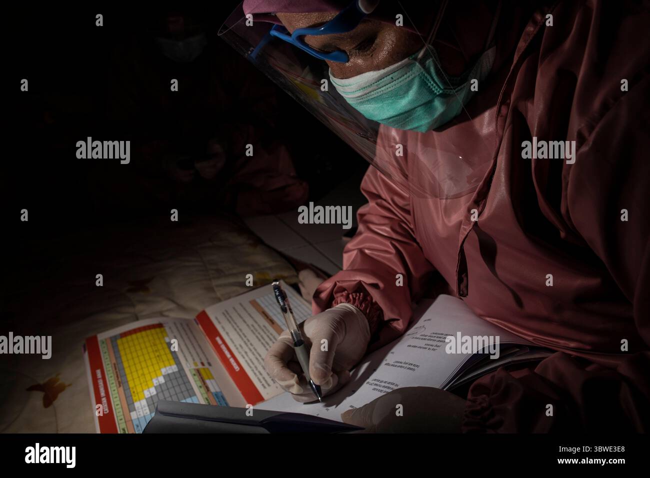 16 décembre 2020, Jakarta Sud, Jakarta, Indonésie : Jakarta, Indonésie, 16 décembre 2020 : SANTIH PRIWIDAWATI de l'établissement de santé publique Kebayoran Lama enregistre la nutrition d'un bébé avec un possible retard de croissance. Un travailleur de la santé du Kebayoran Lama Community Health Center, situé dans le sud de jakarta, a effectué un contrôle de développement dans la région de Bungur, Jakarta, mercredi 12 décembre. Cette activité est l'un des programmes de prévention du retard de croissance, pour voir l'état nutritionnel des enfants de moins de cinq ans en termes de comorbidités ou de conditions environnementales, nutrition, immunisation Banque D'Images