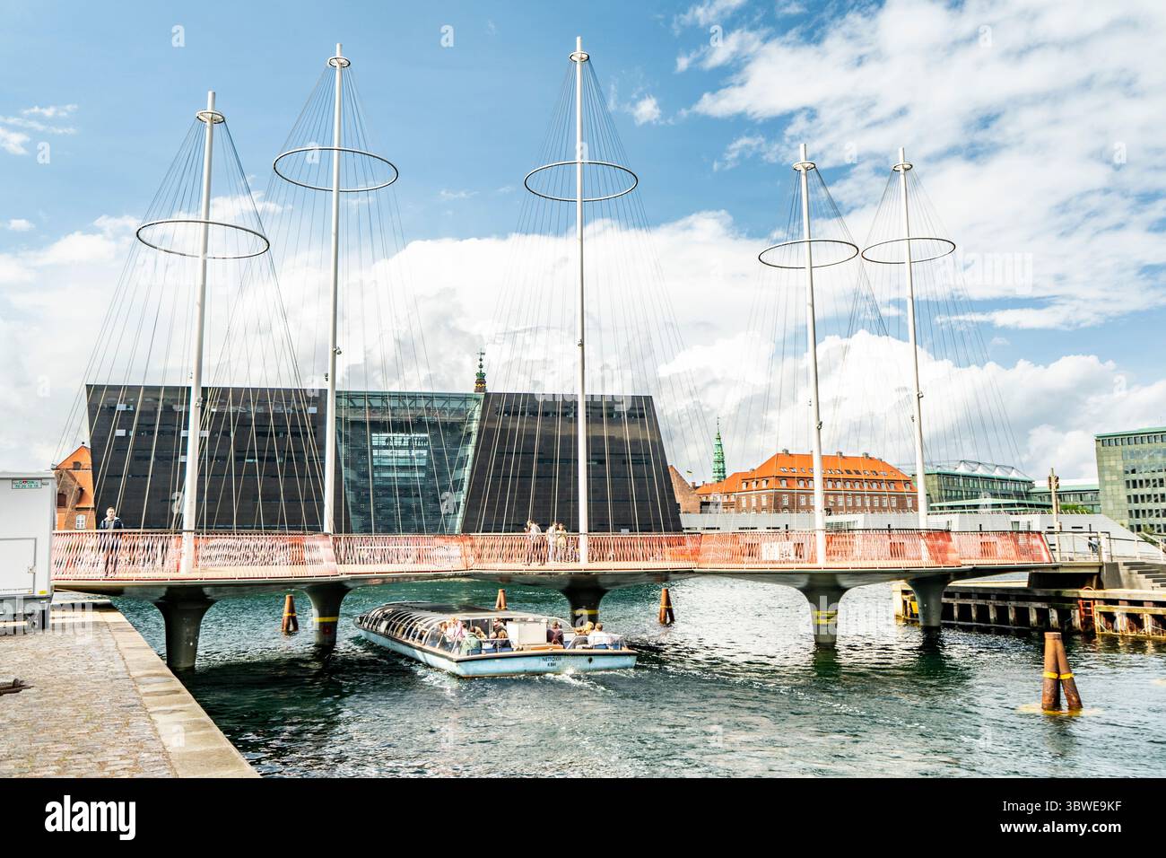 Pont circulaire de Copenhague avec bateau d'excursion passant en dessous Banque D'Images