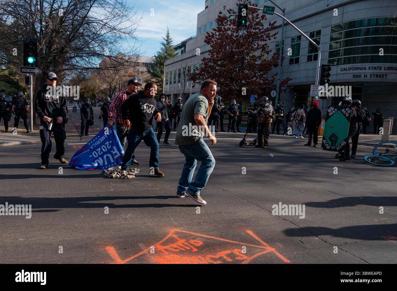 19 décembre 2020, Sacramento, Californie, États-Unis : des manifestants de droite se préparent à approcher les antifascistes, dont certains avaient des boucliers. (Crédit image : © Jungho Kim/ZUMA Wire) Banque D'Images