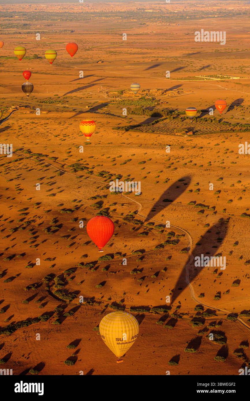 Images de montgolfières au-dessus du paysage marocain, Marrakech, Marrakech, Maroc Banque D'Images
