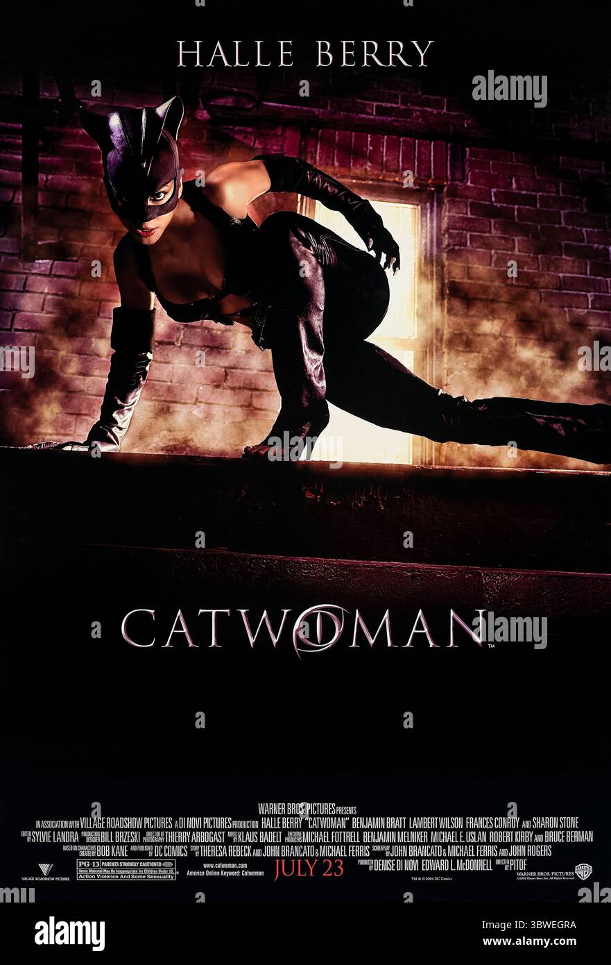 Catwoman (2004) réalisé par Pitof et mettant en vedette Halle Berry, Sharon Stone et Benjamin Bratt. Après avoir été assassiné par une entreprise de cosmétiques corrompue, un graphiste timide est ressuscité et gagne des pouvoirs félins, devenant la justicière Catwoman. Photographie d'une affiche américaine originale de 2004 À USAGE ÉDITORIAL EXCLUSIF. Crédit : BFA / Warner Bros Banque D'Images
