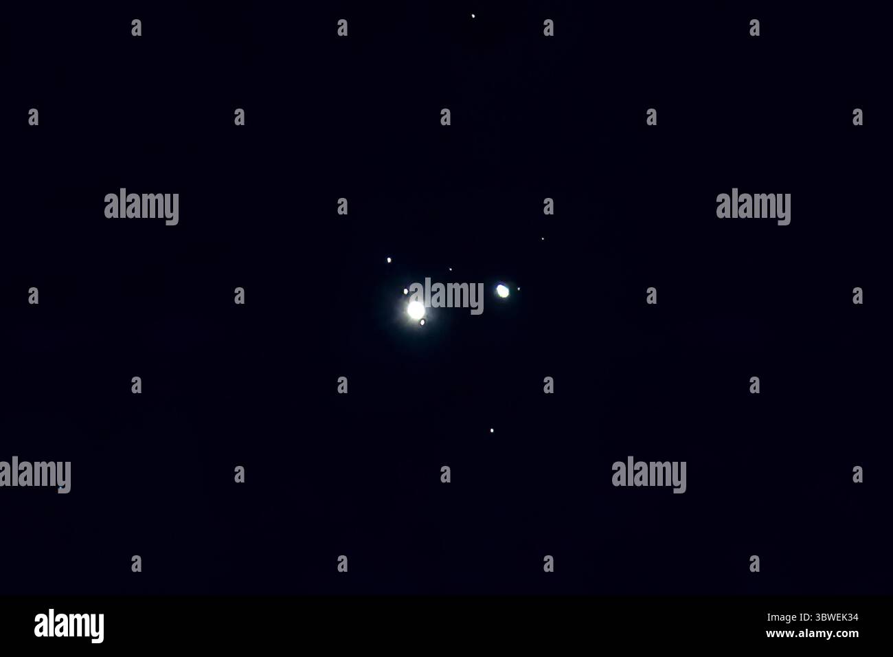 21 décembre 2020, Laguna Beach, Californie, États-Unis : Jupiter et Saturne apparaissent à six minutes d'arc l'une de l'autre dans le ciel nocturne environ tous les 375 ans. La proximité n'est apparente que puisque Saturne est à des millions de kilomètres au-delà de Jupiter. La dernière fois que la Grande conjonction a eu lieu était en 1623, mais elle n'a été visible que brièvement depuis les régions équatoriales de la Terre. La prochaine fois que cela se produira est le 15 mars 2080. Jupiter est l'objet le plus grand et le plus lumineux, avec Saturne à sa droite. Alignées avec Jupiter se trouvent ses quatre plus grandes lunes (''Galiléennes''). De haut en bas, ils sont Callisto, Io, Ganymed Banque D'Images