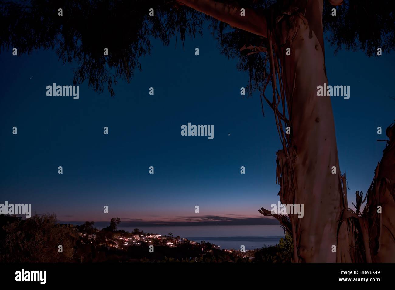 21 décembre 2020, Laguna Beach, Californie, États-Unis : Jupiter et Saturne apparaissent à six minutes d'arc l'une de l'autre dans le ciel nocturne environ tous les 375 ans. La proximité n'est apparente que puisque Saturne est à des millions de kilomètres au-delà de Jupiter. La dernière fois que la Grande conjonction a eu lieu était en 1623, mais elle n'a été visible que brièvement depuis les régions équatoriales de la Terre. La prochaine fois qu'il se produira est le 15 mars 2080..Jupiter est l'objet le plus grand et le plus lumineux, avec Saturne à sa droite. Alignées avec Jupiter se trouvent ses quatre plus grandes lunes (''Galiléennes''). De haut en bas, ils sont Callisto, Io, Ganymed Banque D'Images