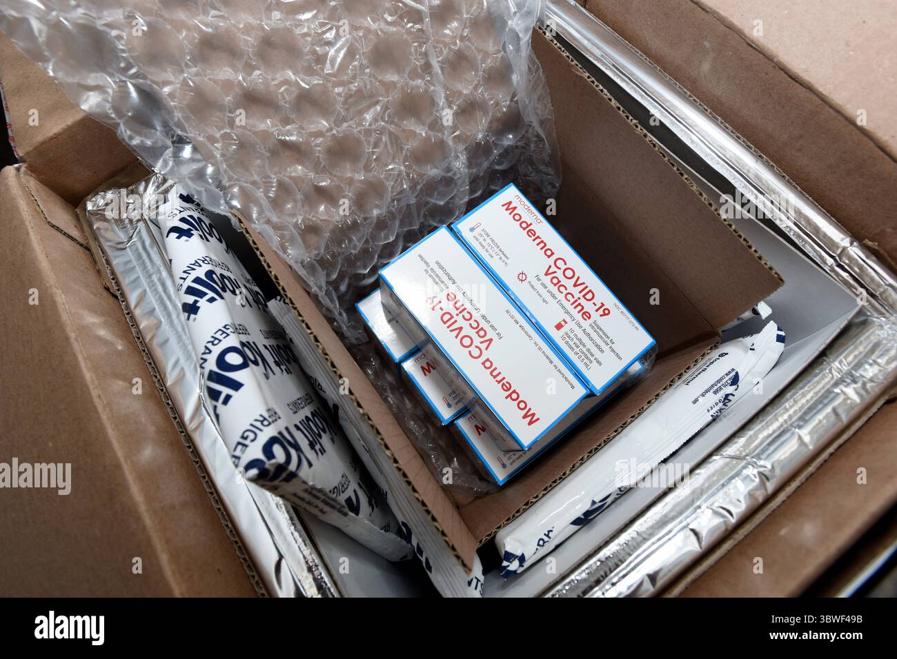 22 décembre 2020 - Garde nationale conjointe de McEntire Ba, Caroline du Sud, États-Unis - le Commandement médical de la Garde nationale de Caroline du Sud reçoit sa première cargaison de vaccins Moderna COVID-19 à la base de la Garde nationale conjointe de McEntire, Caroline du Sud, le 22 décembre 2020. La Garde nationale de Caroline du Sud est un État pilote du programme de vaccination du ministère de la Défense de Moderna (DoD) et reçoit une allocation limitée du DoD pour les soldats et aviateurs de la Garde nationale de Caroline du Sud pour avoir la possibilité de prendre volontairement le vaccin. La Garde nationale de Caroline du Sud reste prête à soutenir les comtés, locaux et étatiques Banque D'Images