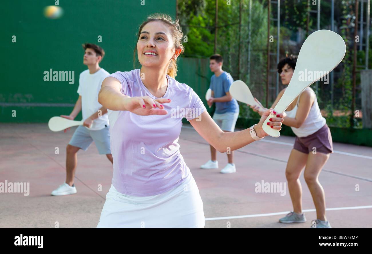 Femme jouant la pelote basque sur le terrain extérieur de pelote Banque D'Images