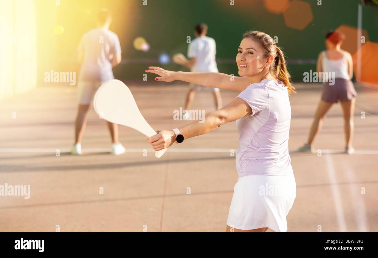 Femme basque pelote joueur frapper balle avec raquette en bois Banque D'Images