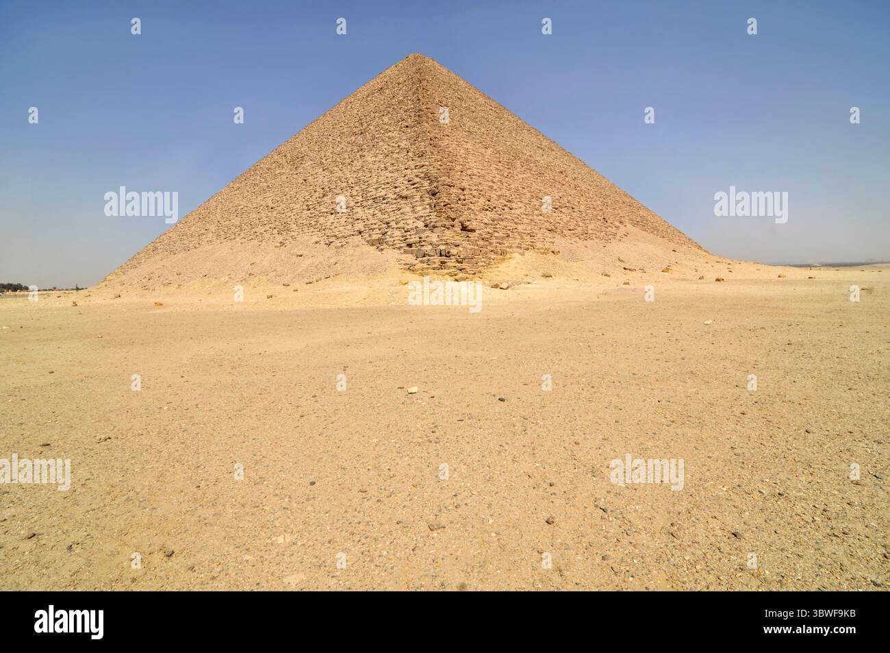 La Pyramide Rouge, également appelée la Pyramide du Nord, est la plus grande des pyramides situées à la nécropole de Dahchour au Caire, en Égypte Banque D'Images