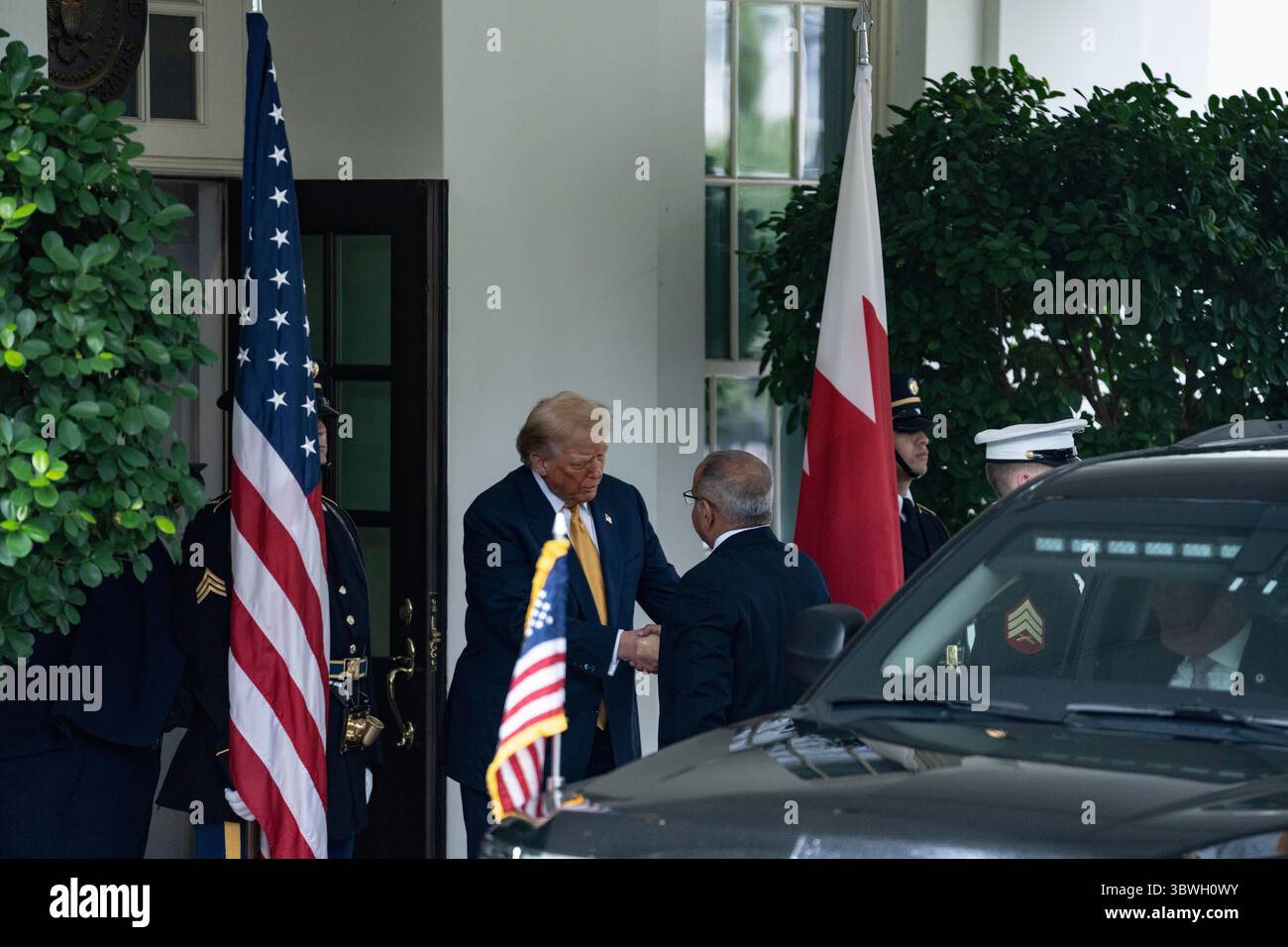 Le président Donald J Trump salue le Prince héritier et le premier Ministre du Royaume de Bahreïn son Altesse Royale le Prince Salman bin Hamad Al Khalifa le 16 juillet 2025 Washington DC Andrew thomas/Alamy Live News Banque D'Images