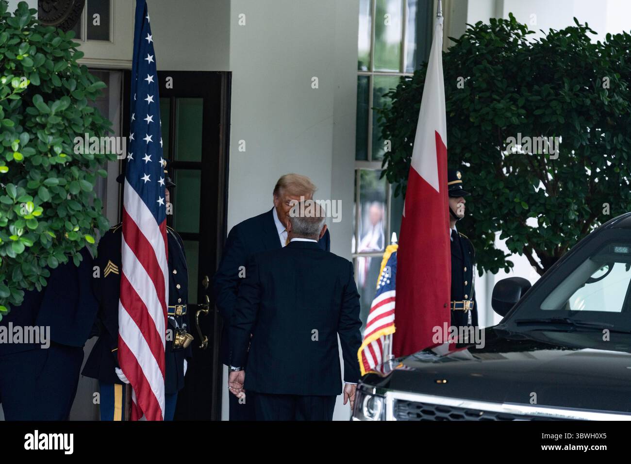 Le président Donald J Trump salue le Prince héritier et le premier Ministre du Royaume de Bahreïn son Altesse Royale le Prince Salman bin Hamad Al Khalifa le 16 juillet 2025 Washington DC Andrew thomas/Alamy Live News Banque D'Images