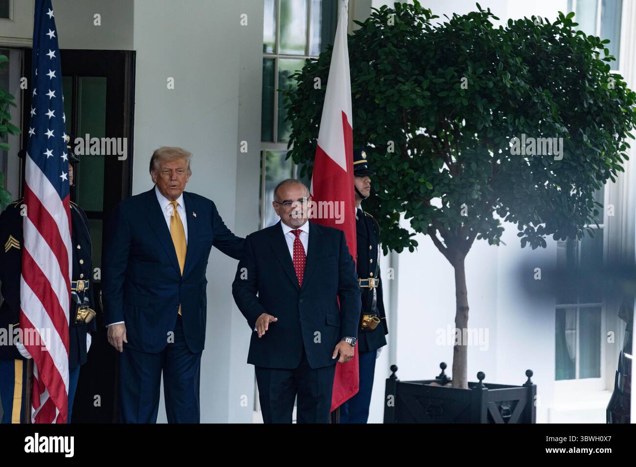 Le président Donald J Trump salue le Prince héritier et le premier Ministre du Royaume de Bahreïn son Altesse Royale le Prince Salman bin Hamad Al Khalifa le 16 juillet 2025 Washington DC Andrew thomas/Alamy Live News Banque D'Images