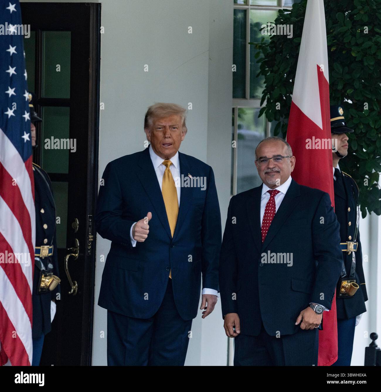 Le président Donald J Trump salue le Prince héritier et le premier Ministre du Royaume de Bahreïn son Altesse Royale le Prince Salman bin Hamad Al Khalifa le 16 juillet 2025 Washington DC Andrew thomas/Alamy Live News Banque D'Images