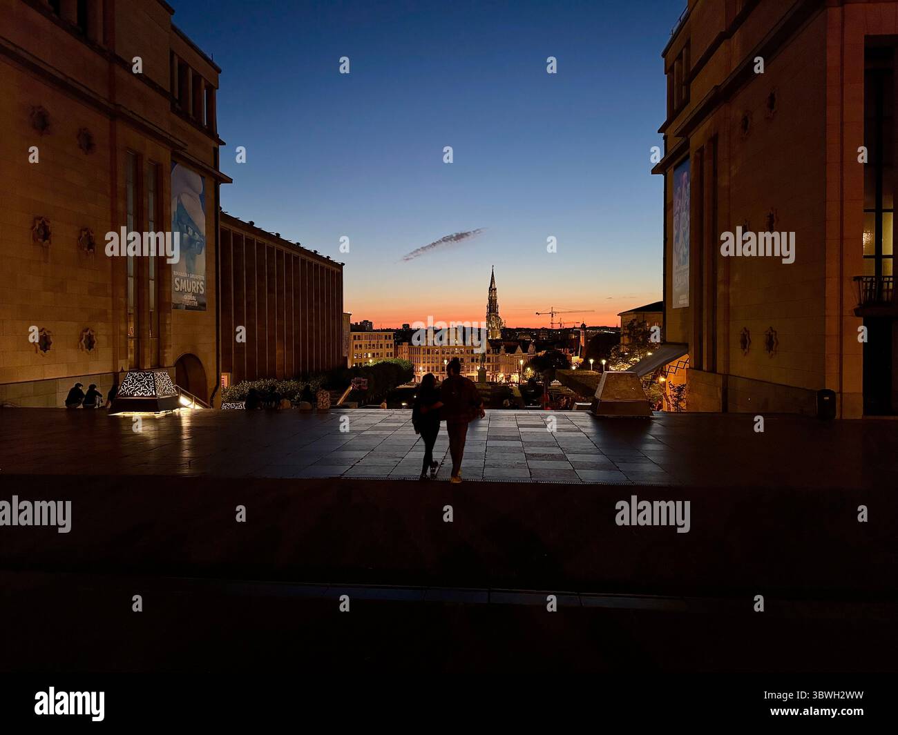 Couple silhouette admirant le coucher de soleil au Mont des Arts, Bruxelles, Belgique - Image de stock capturée avec un smartphone